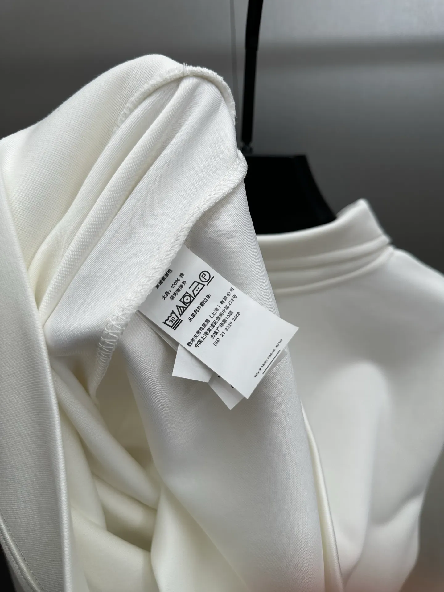 P260 Ralph Lauren/Ralph Lauren 2025 new lapel sweatshirt, classic pony logo embroidered Polo shirt, simple and versatile ~ super delicate and soft, close to the body without being tied. Perfectly reflects the brand's sense of superiority. The fabric is full of three-dimensionality, the loose fit is standard, comfortable to stretch, unrestricted in movement, and highly practical to wear. Classic and simple style, with pony embroidery pattern on the chest, imported machines, three-dimensional and full. Original Polo milk white buttons, taking into account warmth and cool lines. Whether worn alone or layered, you can create different styles of fashion with just one piece. The workmanship is exquisite and shipped from a major foreign trade factory. It is all done by master craftsmen with many years of experience. Everything is of high standards and requirements. All fabrics and accessories are original custom-made and of high quality. It perfectly embodies the brand's sense of superiority, is highly wearable, and is high-end and classy. Versatile and versatile!  Color: black, white, gray, brown, navy size: S M L XL